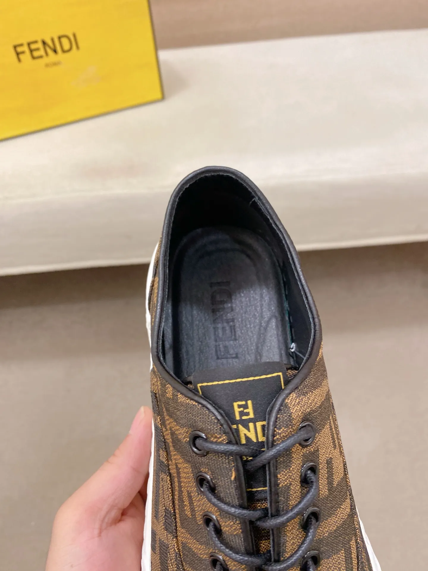 Men's shoes 💰 420💰 (FENDI) New high-top 👊🏻 upper 🇮🇹 imported cowhide fabric 🇩🇪 lining imported sheepskin lining. The original outsole is molded to highlight the identity of every man, and the upper foot is stable and stable🚶🏻🚶🏻The high-end custom counters reproduce the original version📯No matter the wind or rain, the shoe last remains unchanged and can withstand the verification of time🔍️,🔵 Size: 38-44 (45 is custom-made and cannot be returned or exchanged